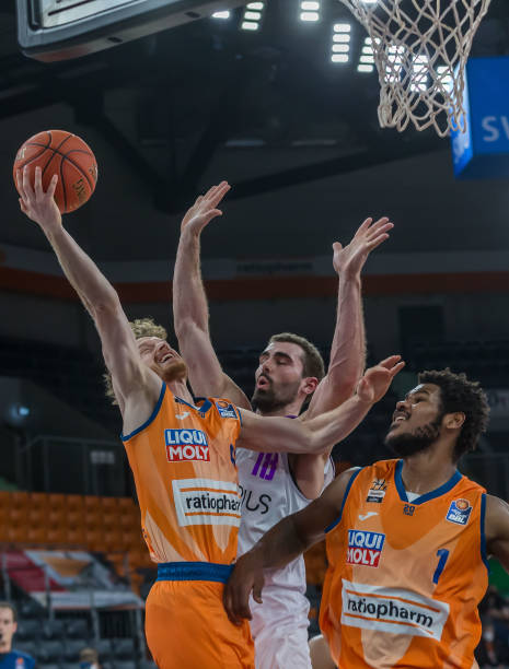 的运动员与 的运动员与